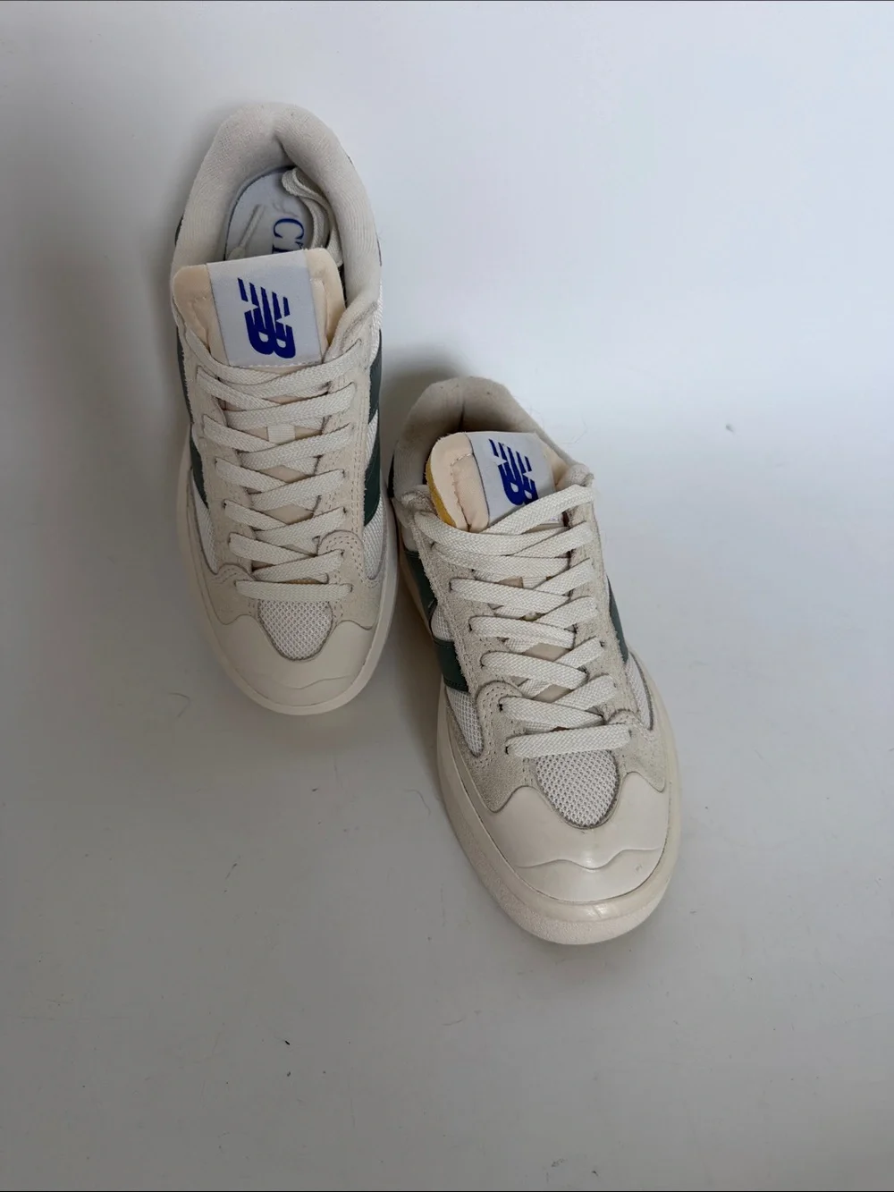 New balance Retro Low-Top Sneakers in Cream with Green Accent